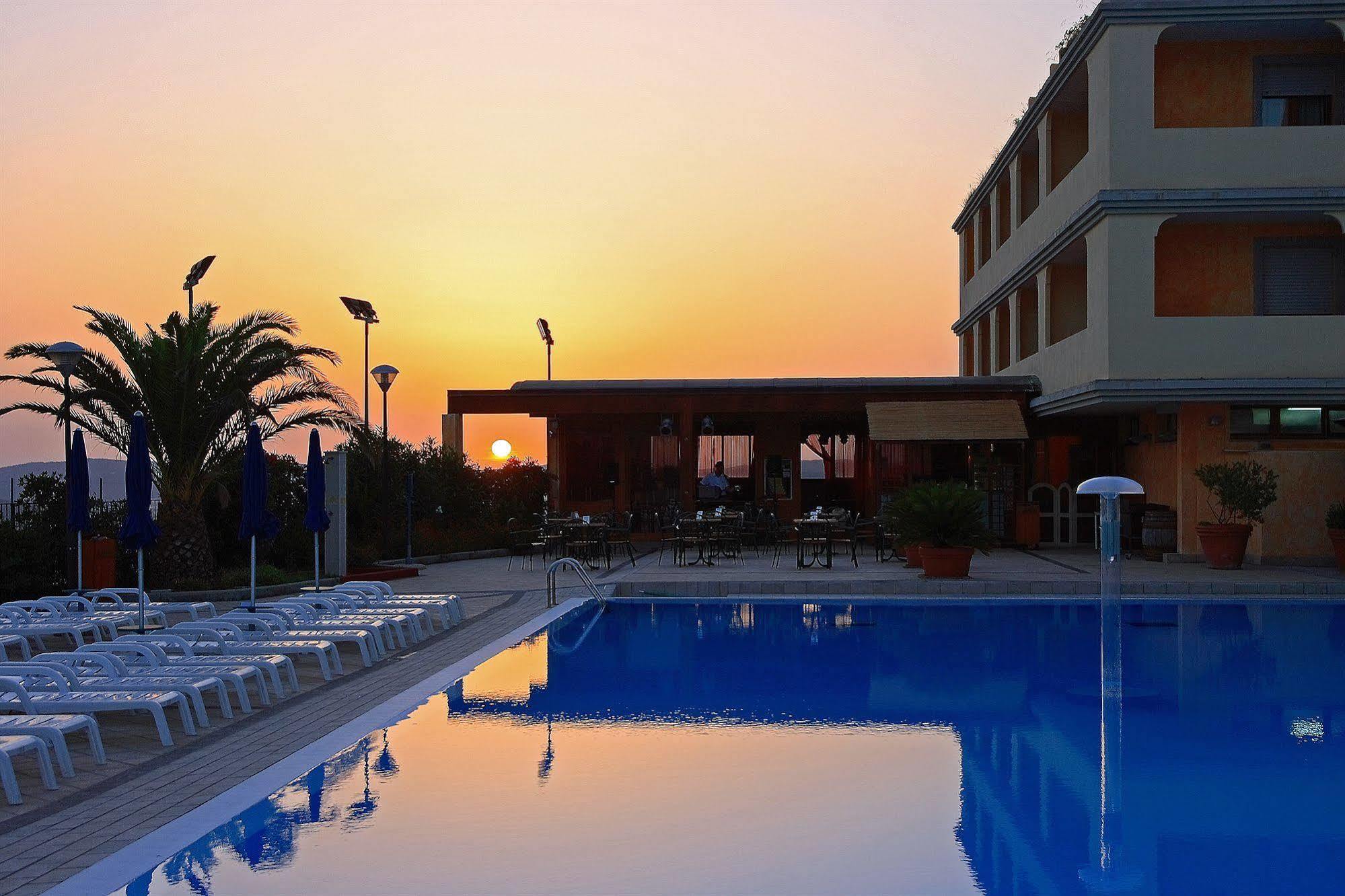 Borgo Saraceno Hotel-Residence سانتا تيريزا غالّورا المظهر الخارجي الصورة