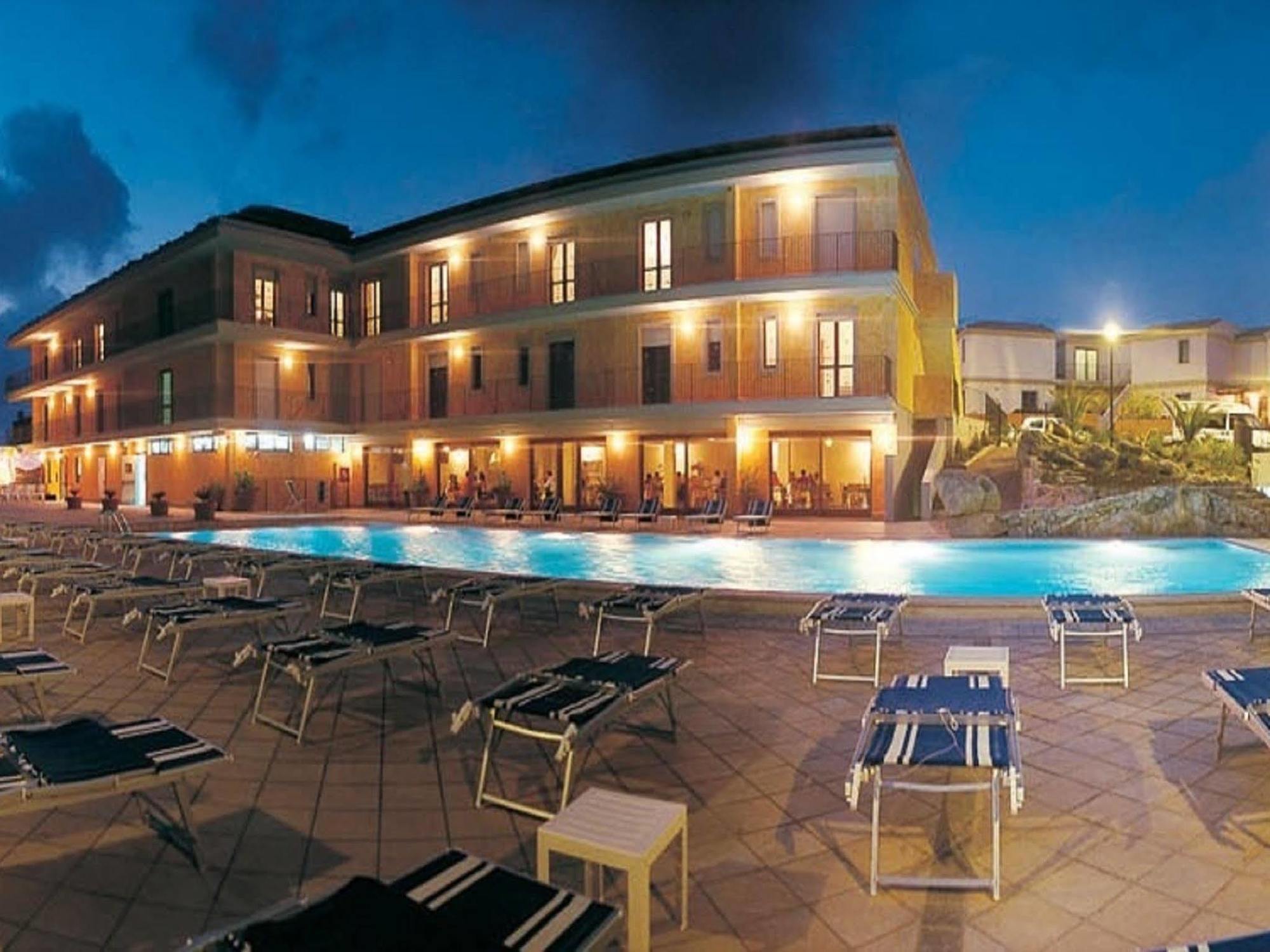 Borgo Saraceno Hotel-Residence سانتا تيريزا غالّورا المظهر الخارجي الصورة